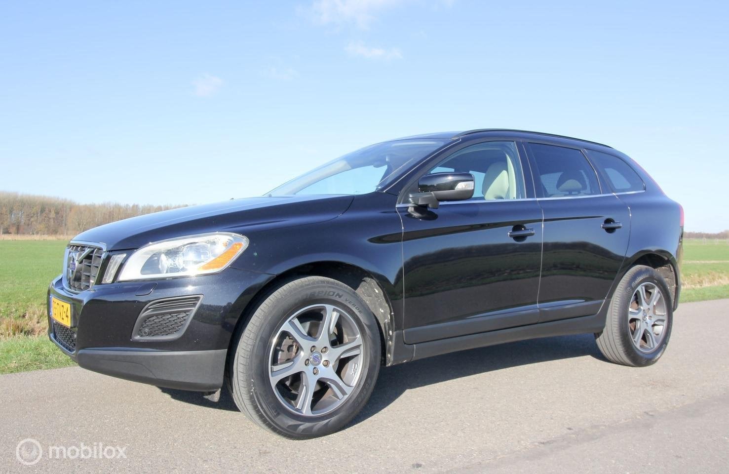Volvo XC60 2.0 T5 FWD Summum NL-auto Voll.Hist!, Euro 5, 4 cilinders, Zwart, Bedrijf