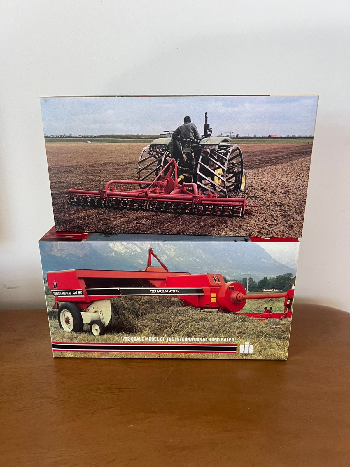 Setje Minitrac International pers en Vicon schudeg, Verzenden, Zo goed als nieuw, Tractor of Landbouw, Overige merken