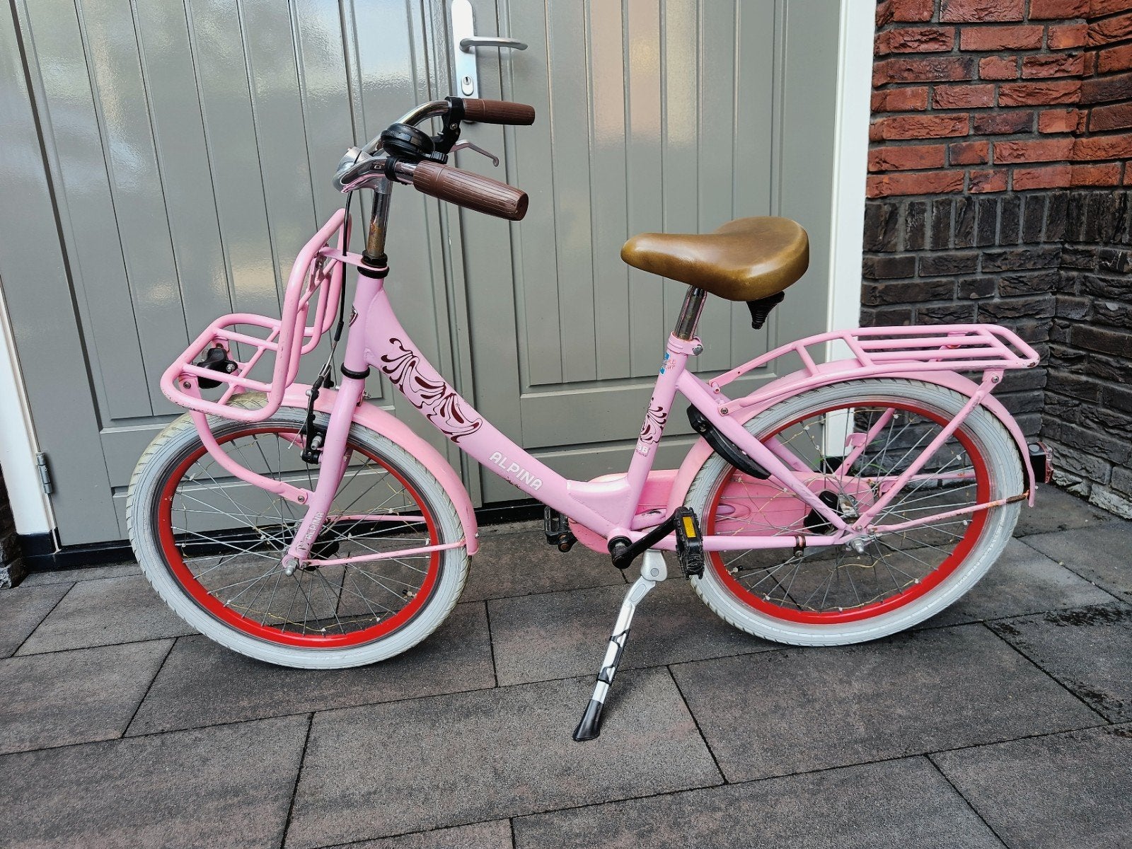 Alpina meisjesfiets 22 inch met roze LED lichtsnoer, Fietsen en Brommers, Fietsen | Kinderfietsjes, Ophalen, Gebruikt, Alpina