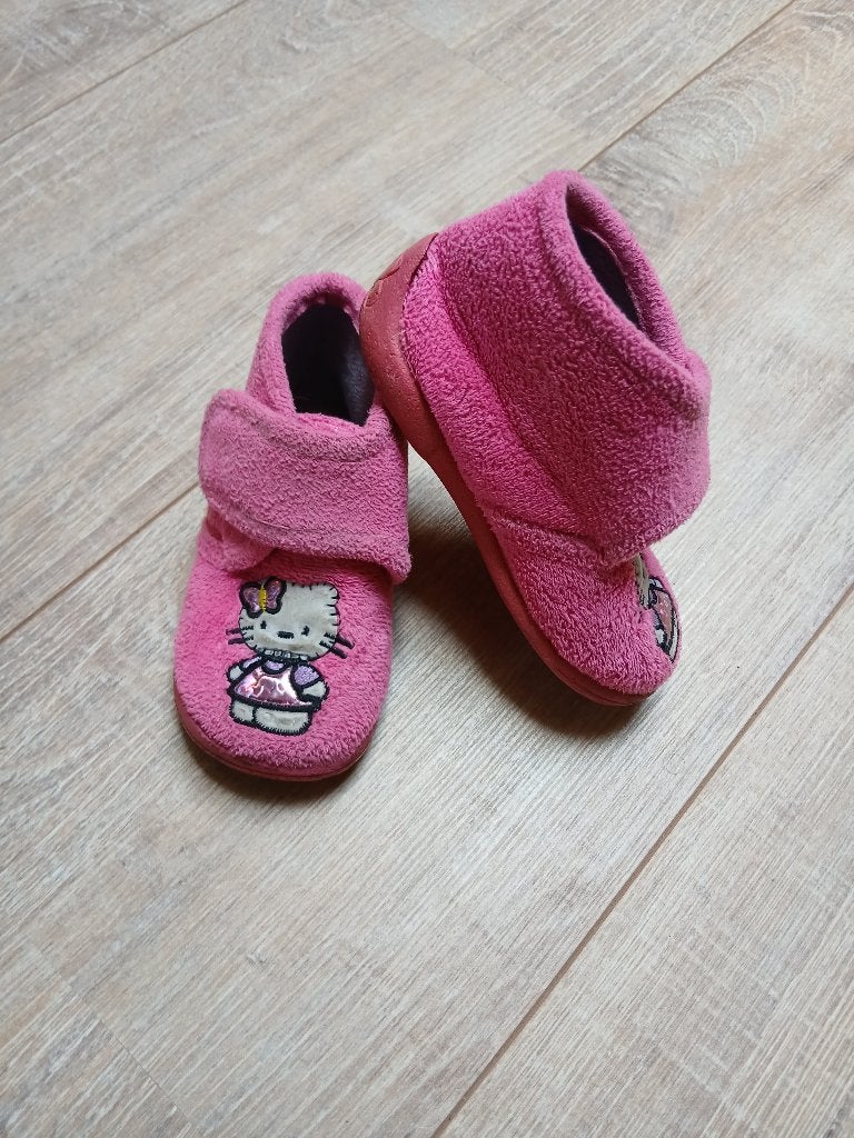 Hello Kitty pantoffels maat 21, Kinderen en Baby's, Kinderkleding | Schoenen en Sokken, Ophalen, Gebruikt, Meisje, Overige typen