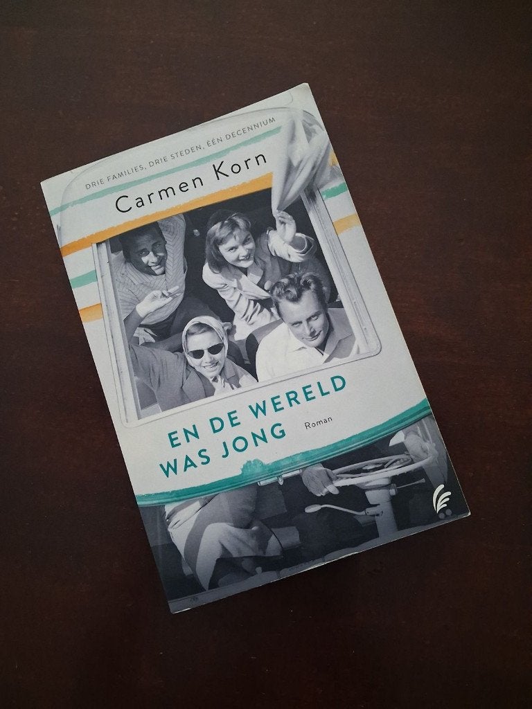 Carmen Korn - en de wereld was jong, Boeken, Ophalen of Verzenden, Zo goed als nieuw