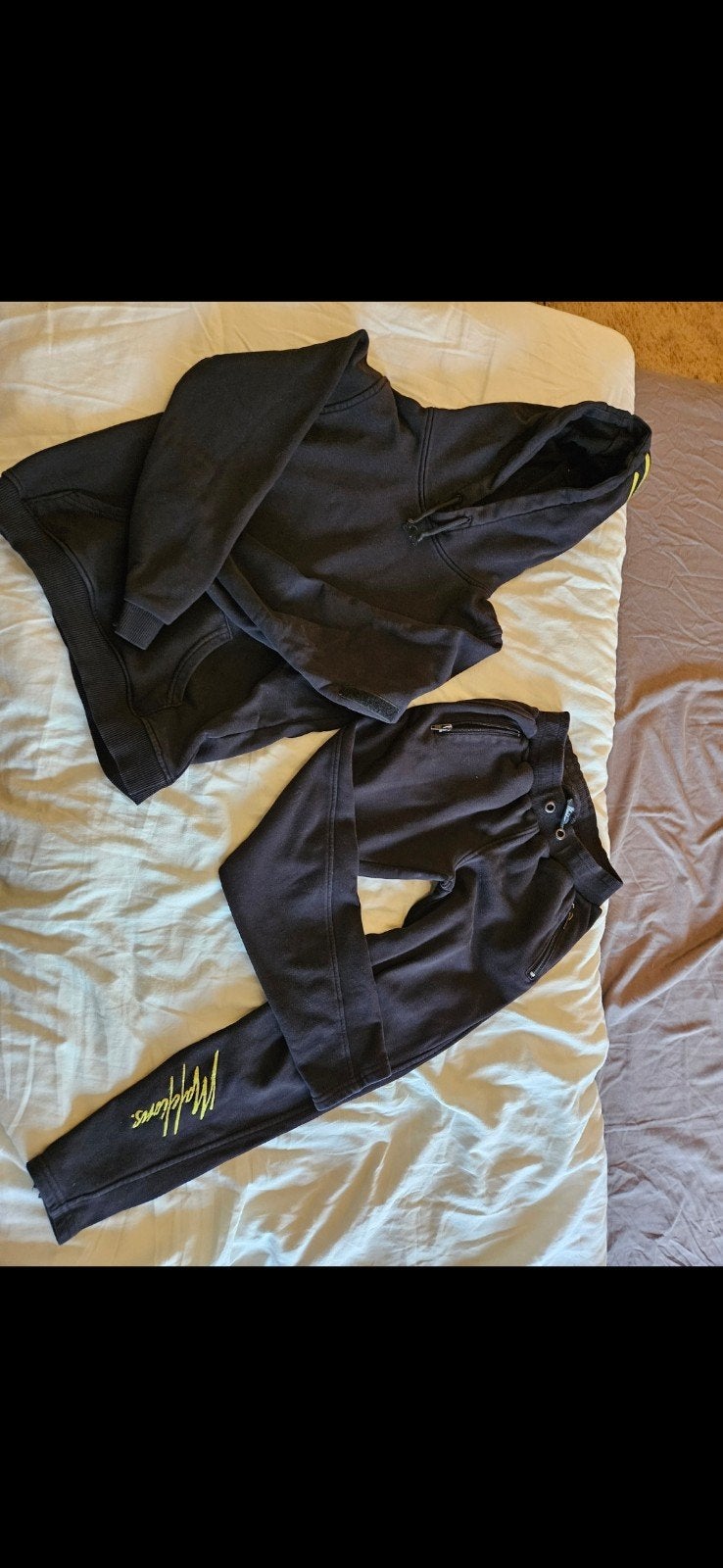 Joggingpak maat 146 - Zwart met geel logo, Kinderen en Baby's, Gebruikt, Jongen of Meisje, Maddions, Ophalen of Verzenden