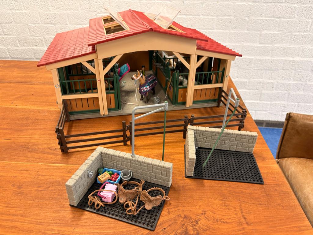 Schleich Paardenstal met veel accessoires en paarden, Ophalen of Verzenden, Zo goed als nieuw