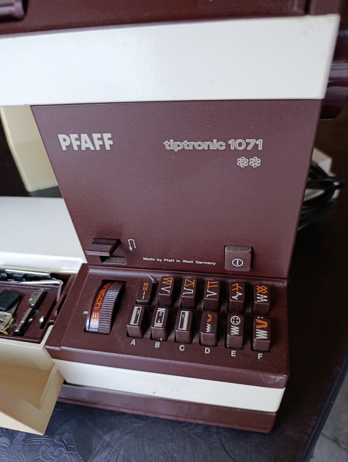 Foto 2 van Pfaff Tiptronic 1071 Naaimachine met Dubbel Transport