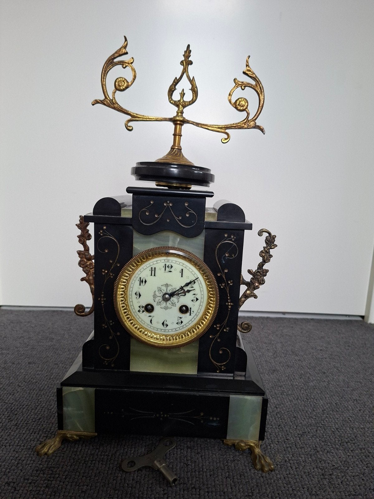 Antieke marmeren schoorsteenklok met bronzen ornamenten, Ophalen of Verzenden