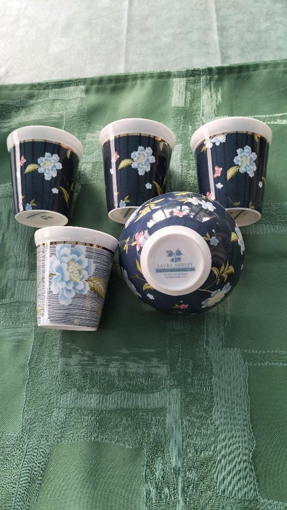 4 Mokken zonder oor en schaaltje Laura Ashley servies, Huis en Inrichting, Ophalen of Verzenden, Overige stijlen, Kop(pen) en/of Schotel(s)