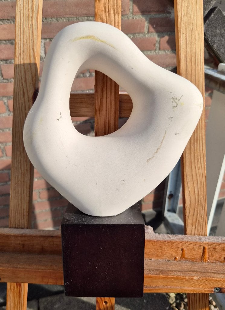 Modern abstract gips beeld op houten sokkel, Gips, Ophalen of Verzenden, 20 - 50 cm, Wit