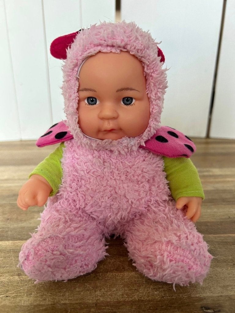 Toi Toys Baby Beau babypop in lieveheersbeestje pak, Gebruikt, Nfo@toi-toys.com, Ophalen of Verzenden, Babypop