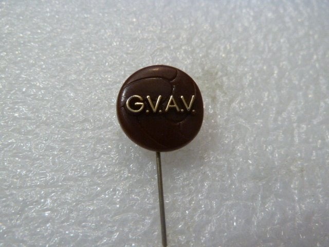 Vintage G.V.A.V. Speldje - Bruin met Gouden Letters, Verzamelen, Ophalen of Verzenden, Gebruikt, Overige onderwerpen, Speldje of Pin
