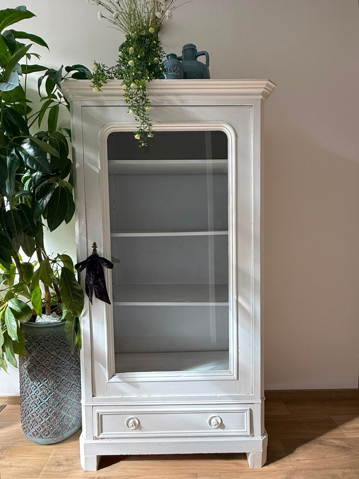 Antieke witte vitrinekast met lade en glazen deur, Antiek en Kunst, Ophalen