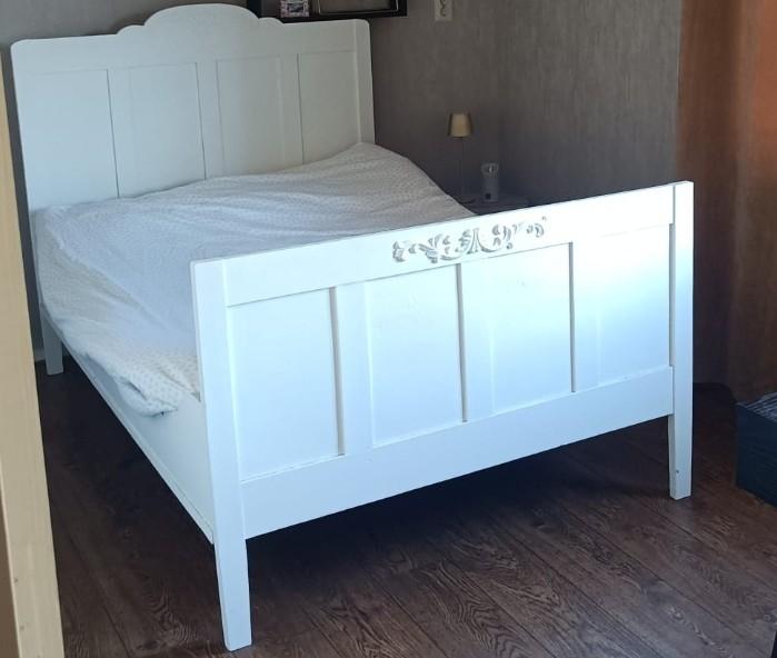 Wit houten bed met sierlijke details, Gebruikt, Wit, Twijfelaar, 120 cm