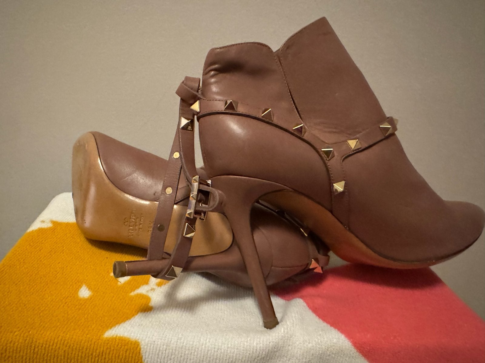 Valentino Garavani Rockstud Enkellaarzen Maat 38.5, Ophalen of Verzenden, Zo goed als nieuw, Bruin, Lage of Enkellaarzen