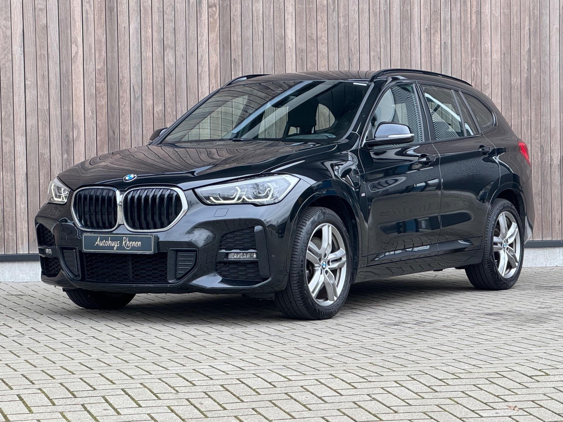 BMW X1 XDrive25e High Executive / M-Sport / Dealer Onderh /, Dealer onderhouden, Gebruikt, Leder en Stof, Zwart