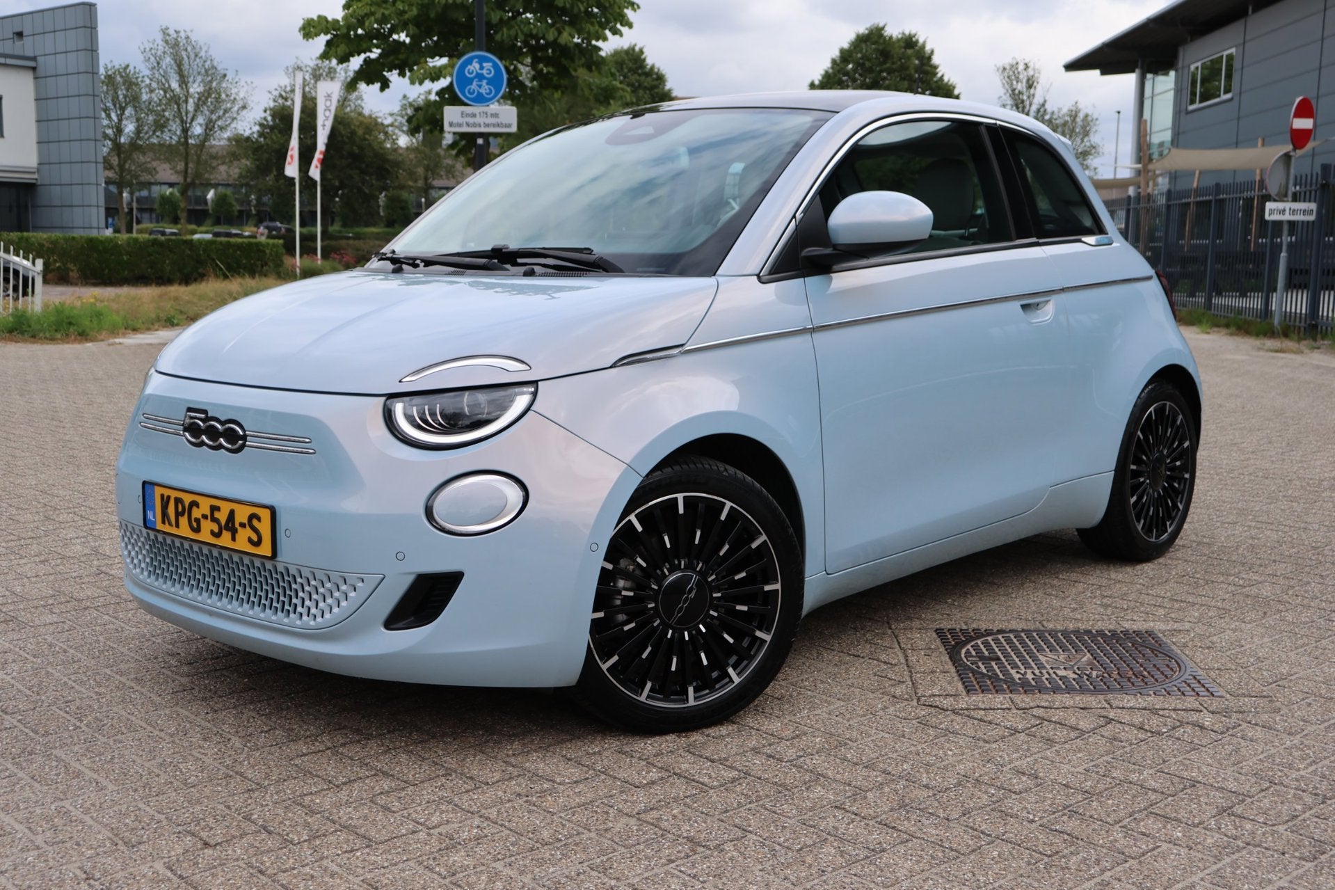 Fiat 500e La Prima 42 kWh | Unieke Kleur | Panorama, Auto's, Gebruikt, 118 pk, Leder, Te koop