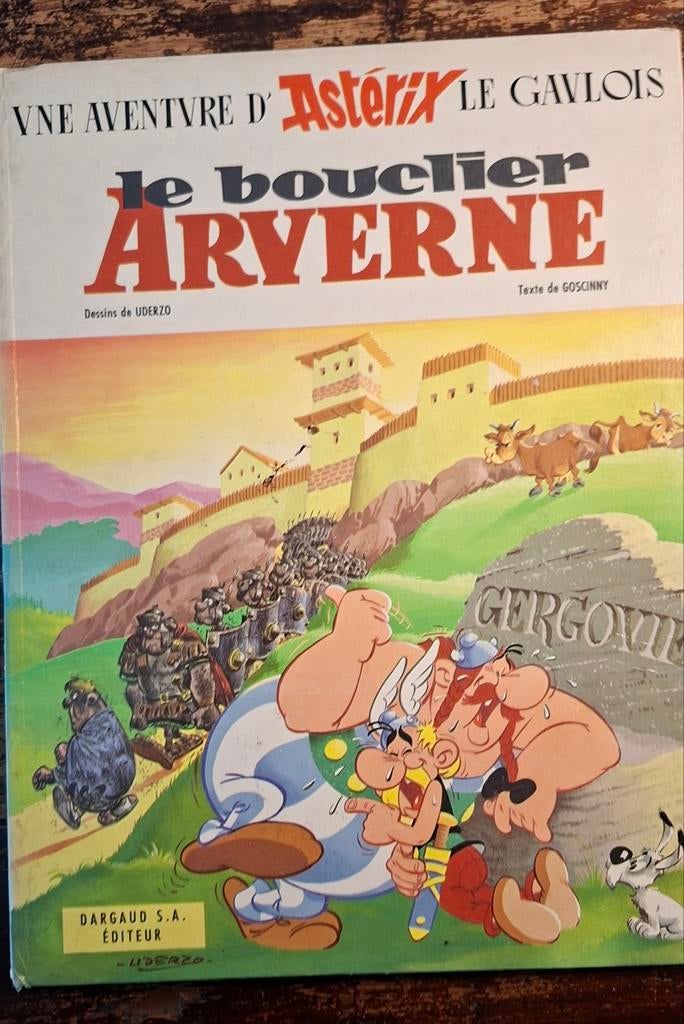 Asterix: Het IJzeren Schild - Franse editie, hardcover, Boeken, Stripboeken, Eén stripboek, Ophalen of Verzenden, Gelezen, René Goscinny (tekst), Albert Uderzo (tekeningen)