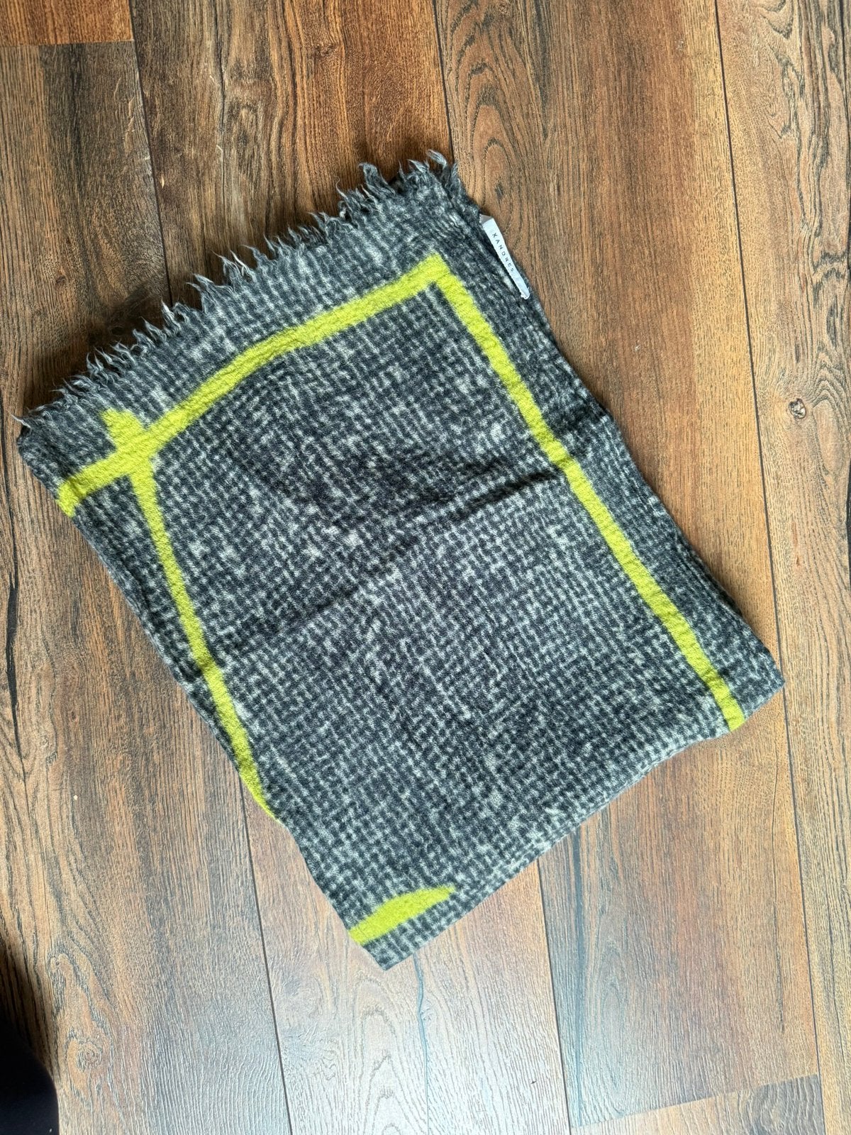 Xandres grijs met groen / gele sjaal., Ophalen of Verzenden, Zo goed als nieuw, Overige maten, Sjaal