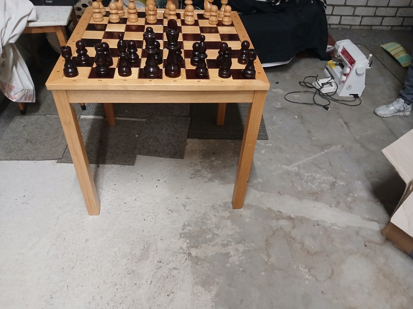 Houten schaakbord met schaakstukken en tafel, Een of twee spelers, Ophalen, Gebruikt