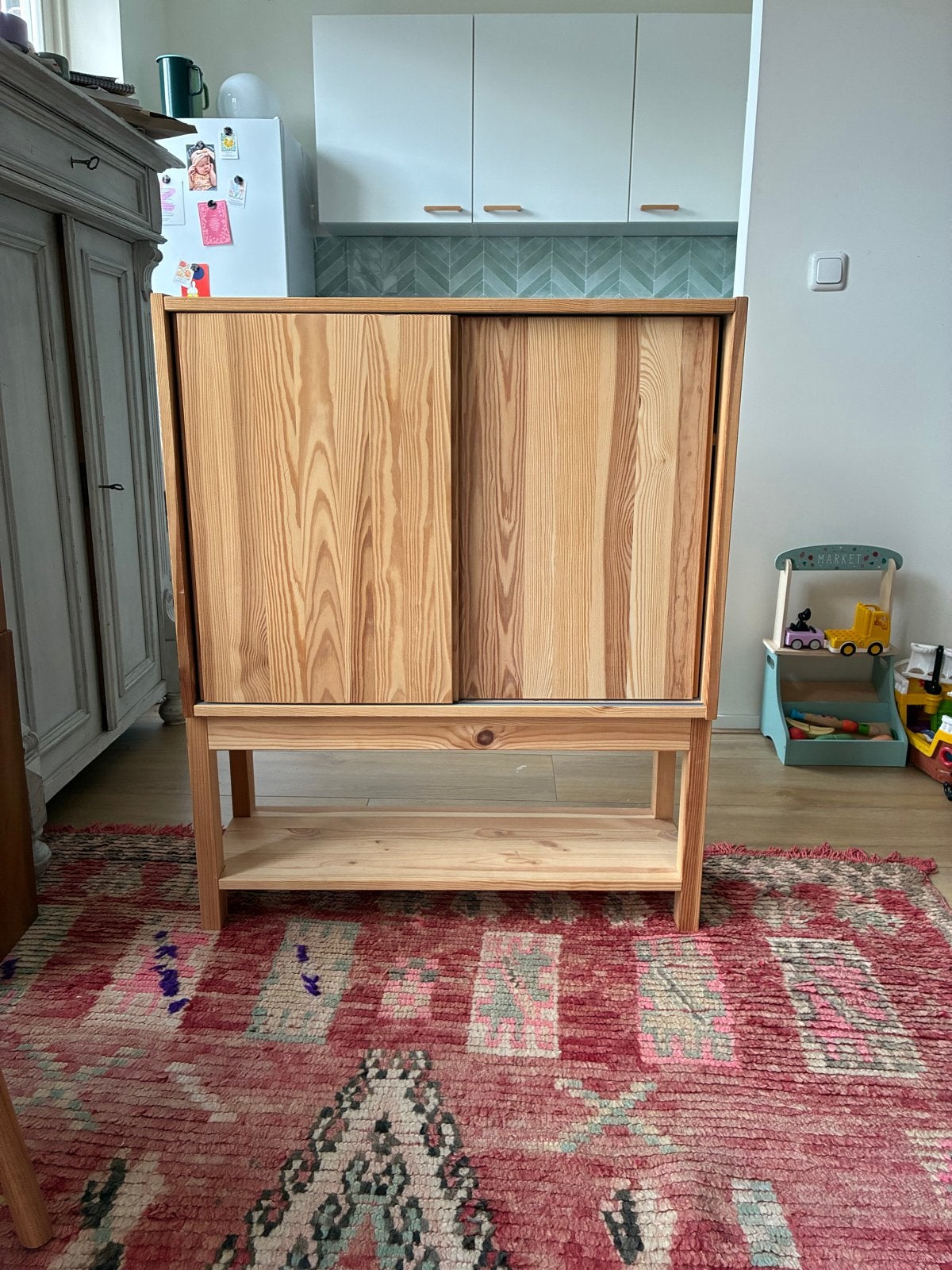 IKEA Ivar kastje met schuifdeuren en onderstel, Ophalen, Zo goed als nieuw