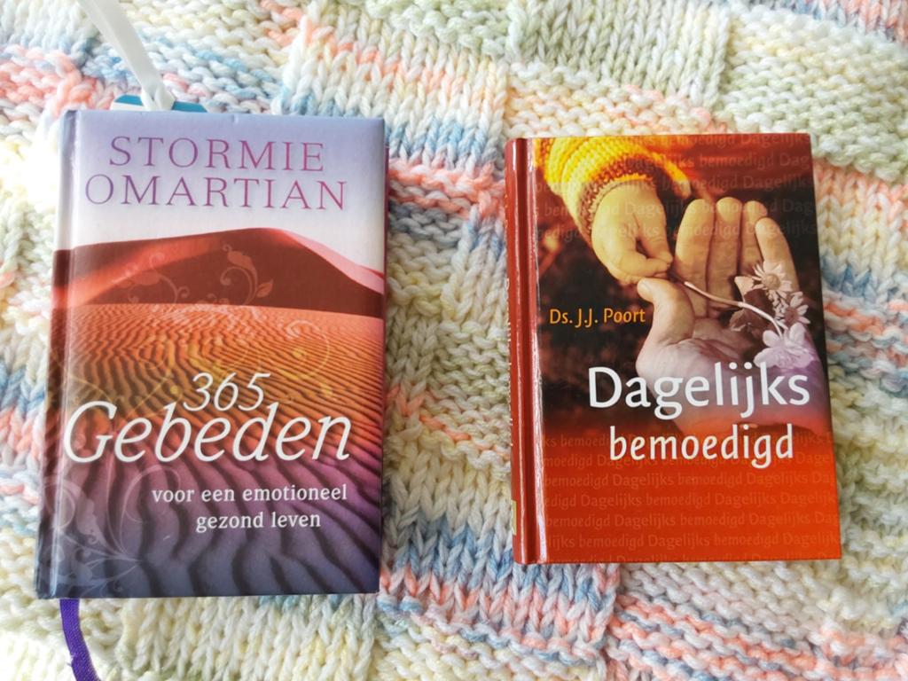 2 boekjes: 365 Gebeden & Dagelijks bemoedigd. Ds JJ Poort., Boeken, Godsdienst en Theologie, Ophalen of Verzenden, Gelezen, Stormie Omartian, Ds. J.J. Poort