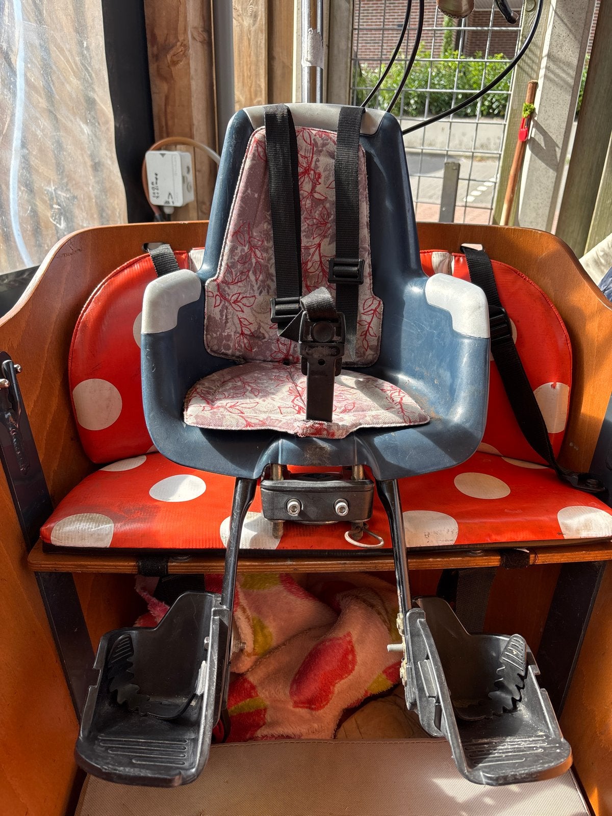 Gebruikt fietszitje voor bakfiets met voetsteuntjes, Fietsen en Brommers, Fietsaccessoires | Fietsstoeltjes, Achterzitje, 9 t/m 18 kg