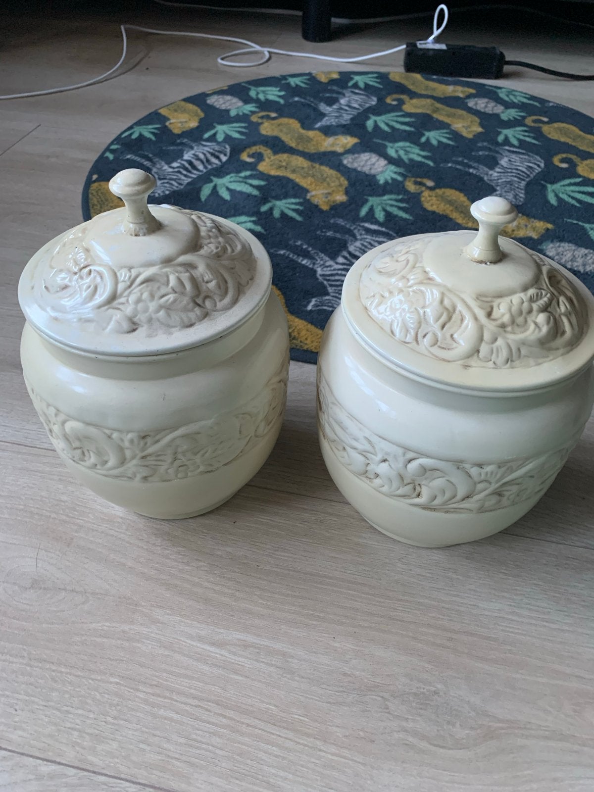 Set van 2 Crèmekleurige Voorraadpotten met Reliëf, Beige, Ophalen of Verzenden, Zo goed als nieuw, Voorraadpot