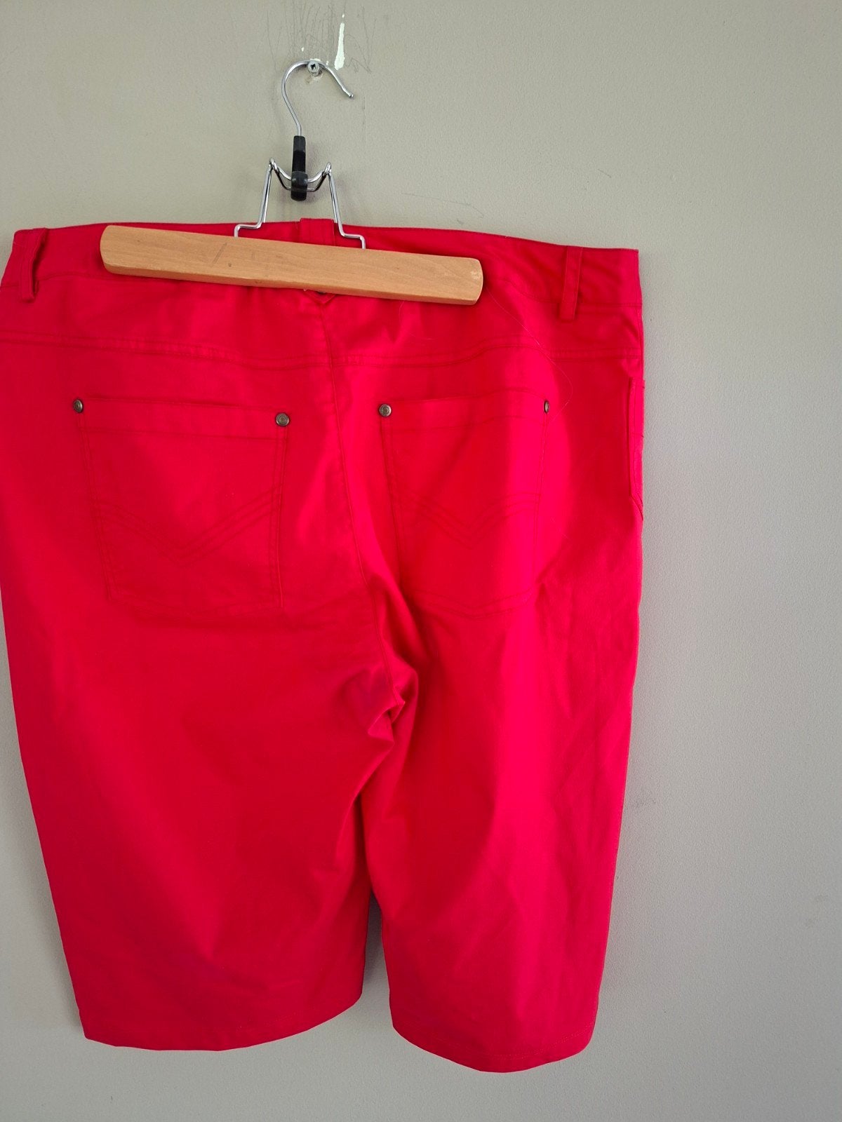 MICHA rode korte broek, z.g.a.n. maat 44, Kleding | Dames, Ophalen of Verzenden