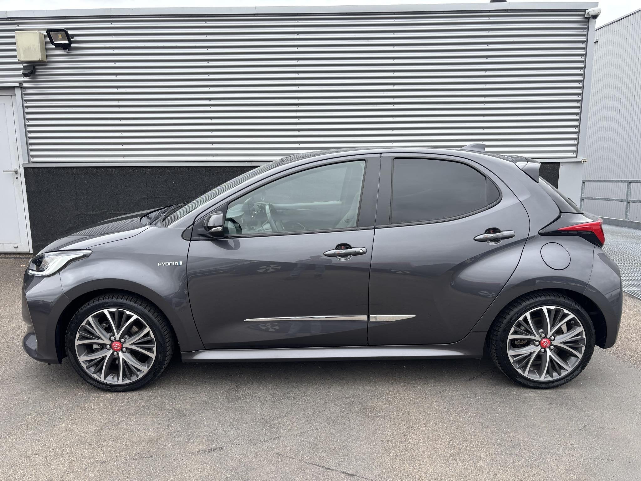 Toyota Yaris 1.5 Hybrid Executive Nieuw geleverd en dealeron, 450 kg, Gebruikt, Euro 6, Bedrijf