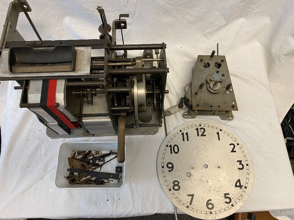 Uurwerk en prikmechaniek uit grote prikklok, Antiek en Kunst, Ophalen of Verzenden