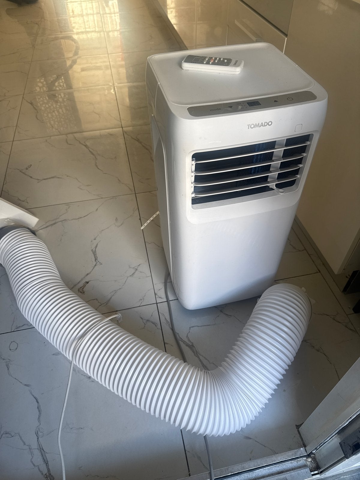 Tomado Mobiele Airco met Afstandsbediening en Afvoerslang, Ophalen, Gebruikt, Minder dan 60 m³, 3 snelheden of meer