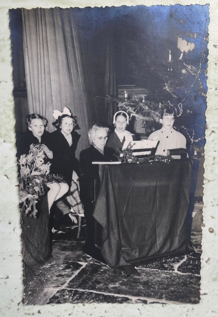 Oude foto Kerstfeest in Edam 1955 Fotograaf Dorsman, Gebruikt, Foto, Ophalen of Verzenden, 1940 tot 1960