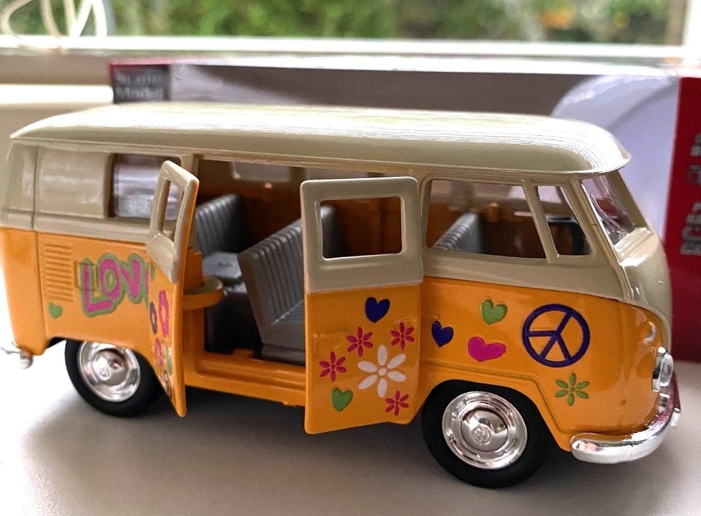 Welly Volkswagen Transporter T1 Love & Peace geel, Ophalen of Verzenden, Nieuw, Auto, Overige merken