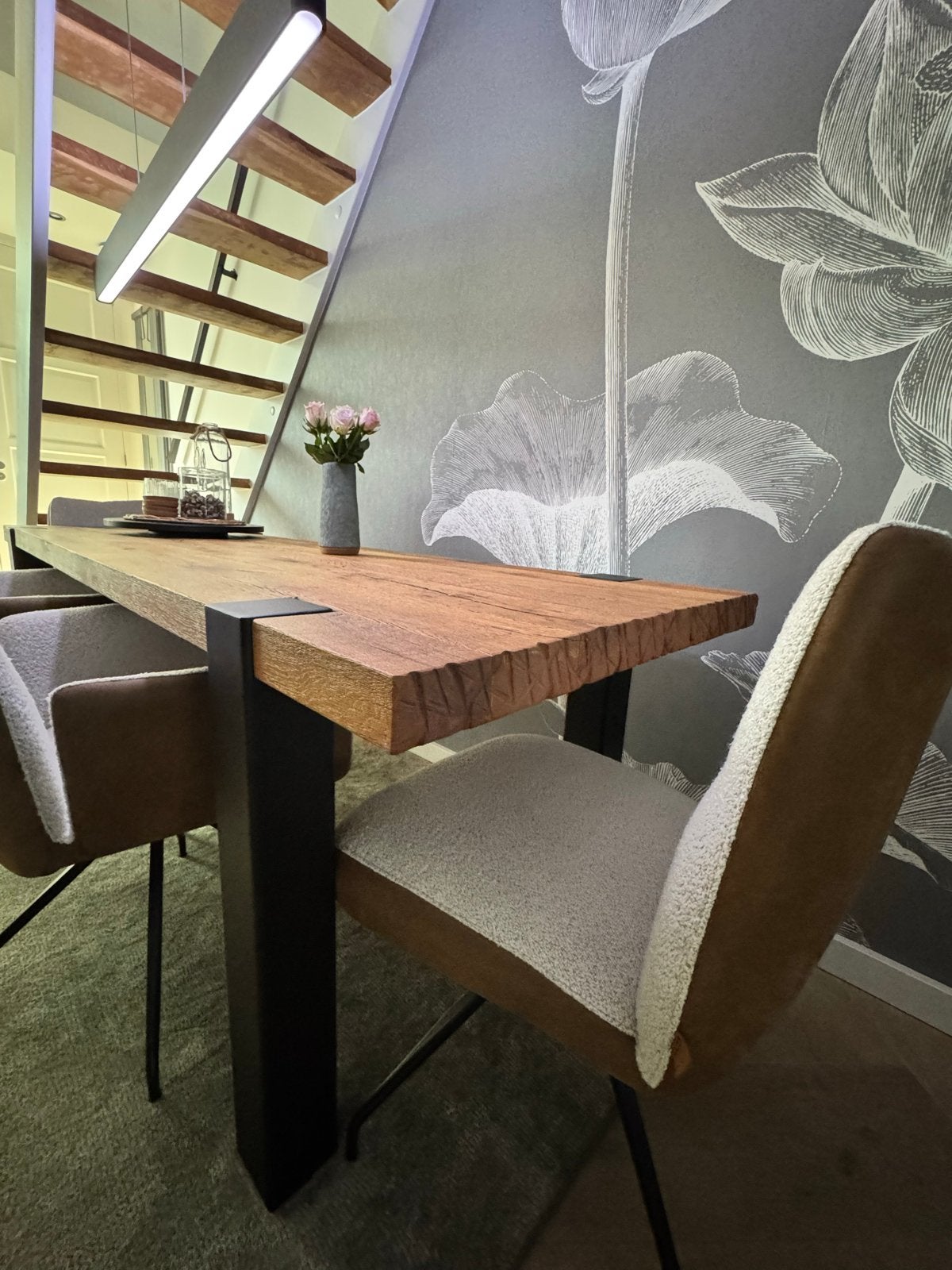 Robuuste eikenhouten eettafel met metalen zwart onderstel, Huis en Inrichting, Tafels | Eettafels, Ophalen, Eikenhout, 200 cm of meer