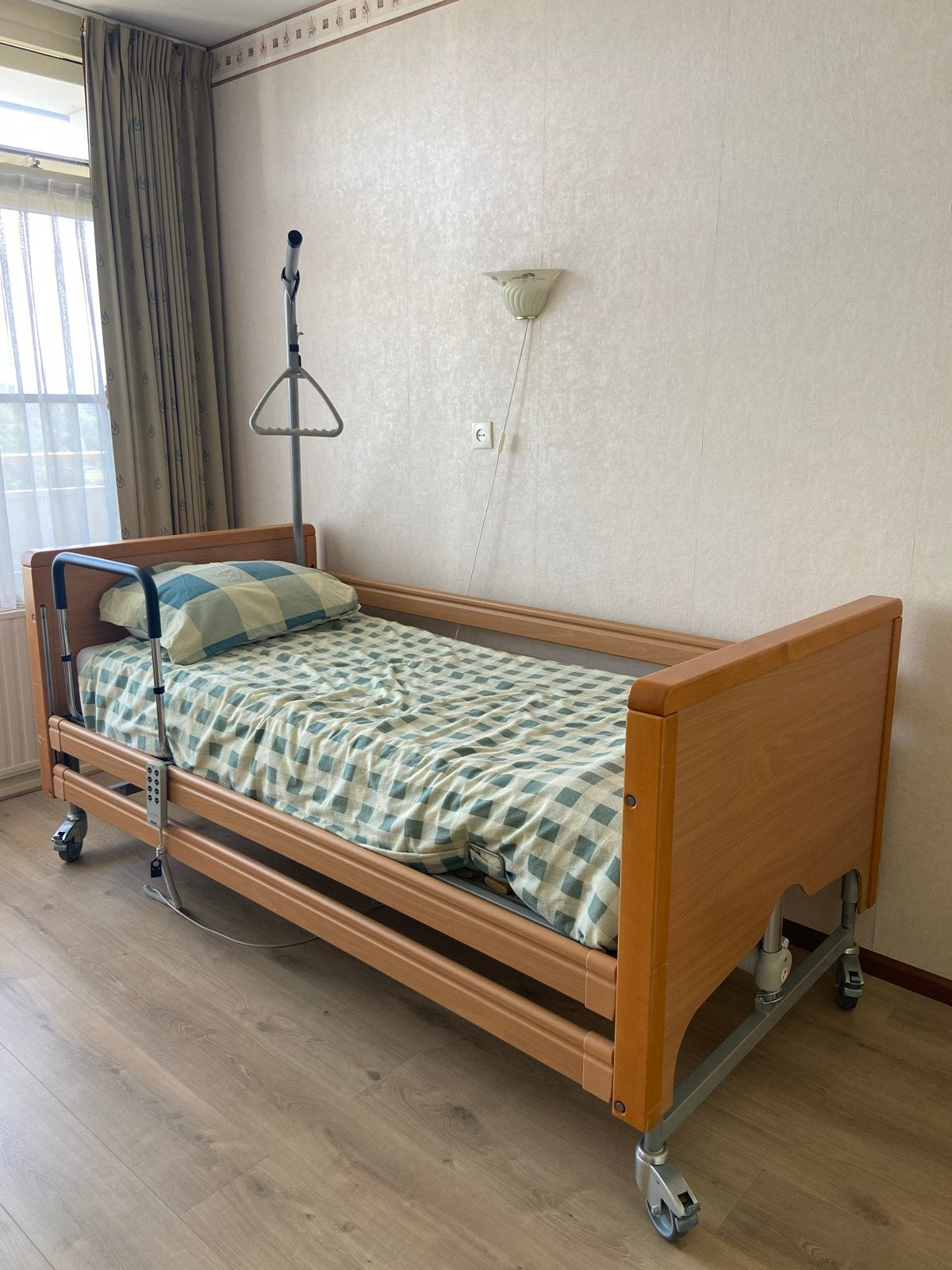 eenpersoonsbed met papegaai, Ophalen, 90 cm, Eenpersoons, Bruin