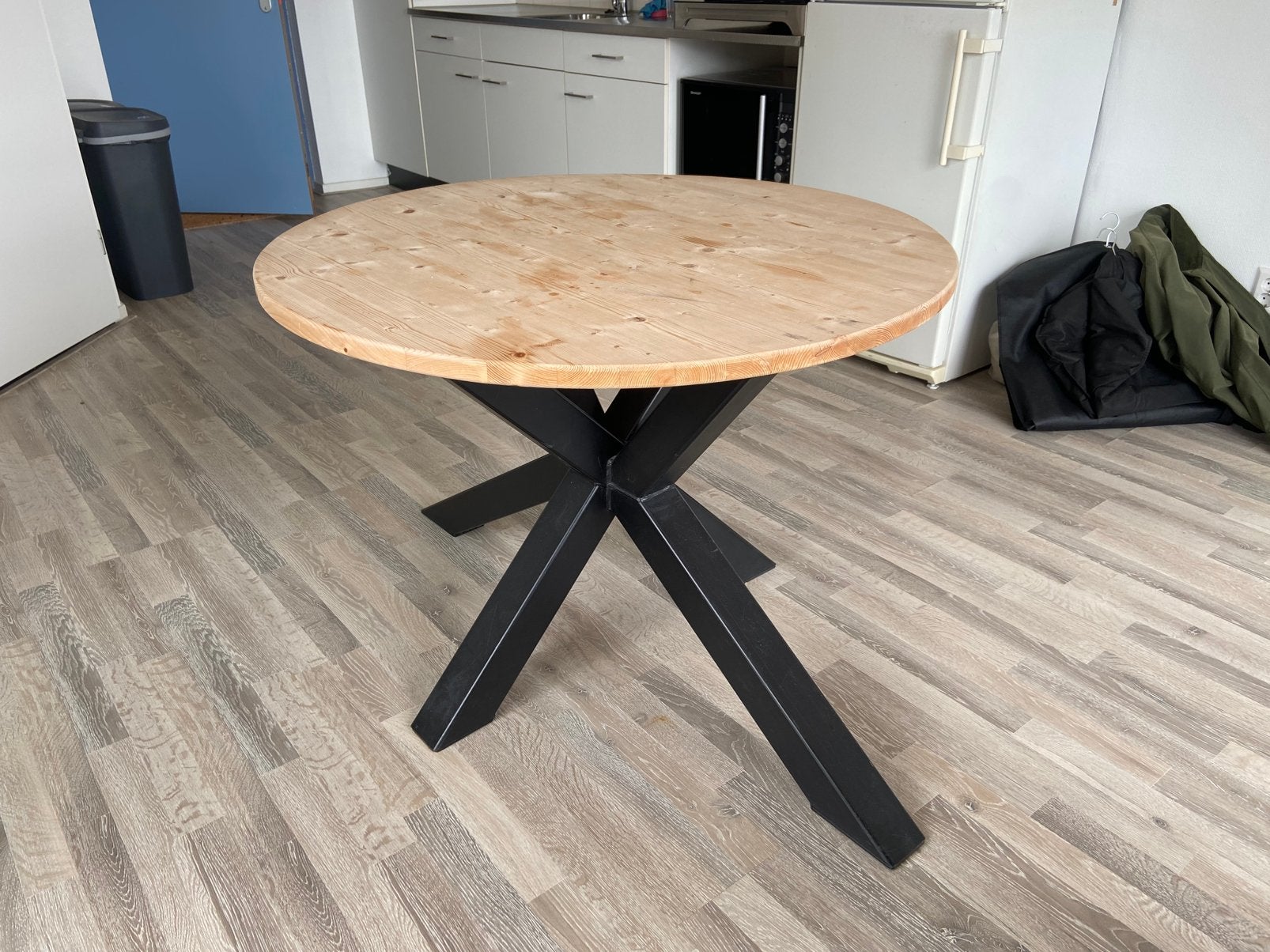 Ronde eettafel met stalen poot - diameter 1,5 m, Ophalen, Rond, Zo goed als nieuw, Vier personen