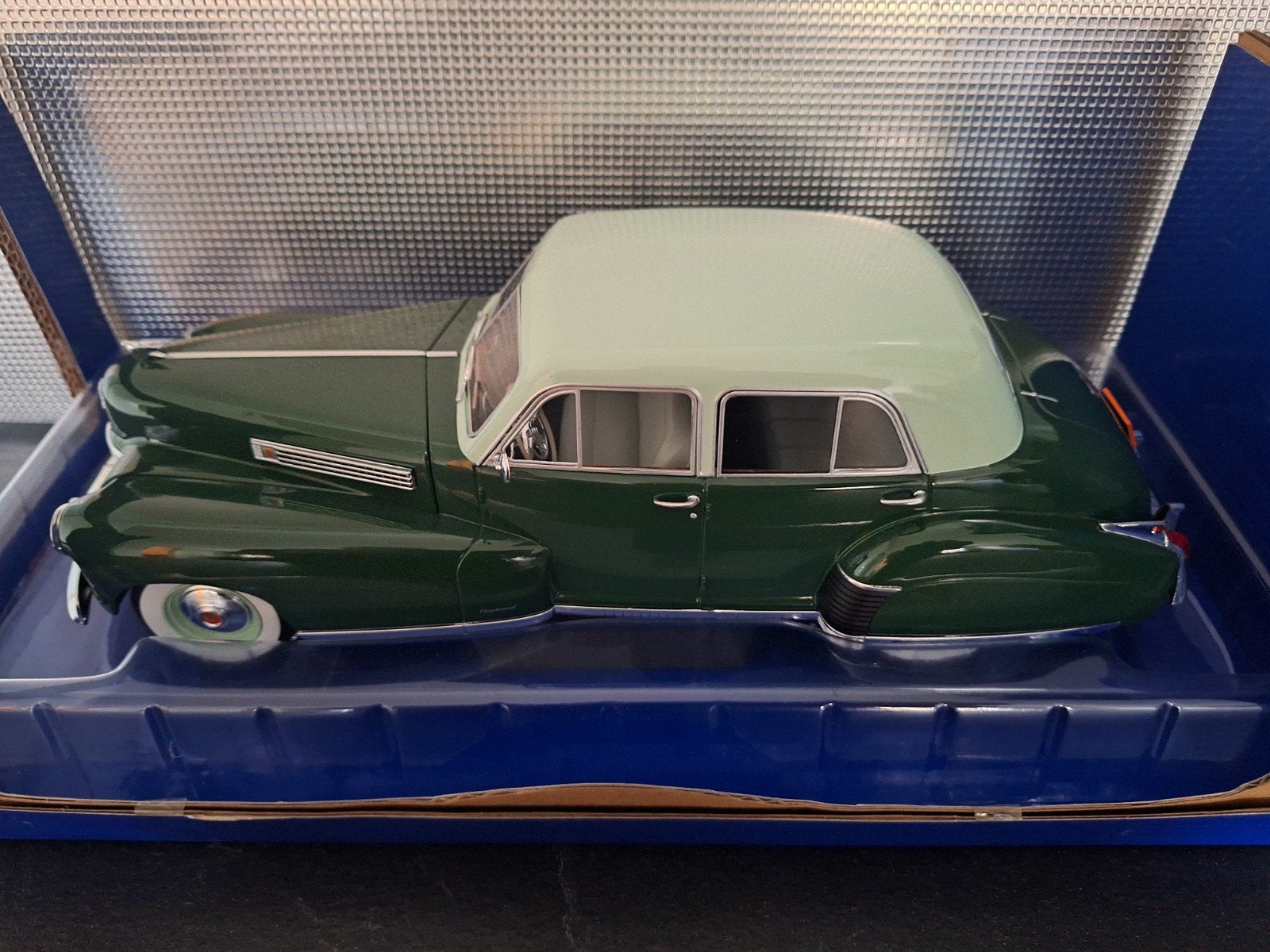 Cadillac Fleetwood Series 60 Schaal 1:18, Hobby en Vrije tijd, Overige merken, MCG, Nieuw, Ophalen of Verzenden