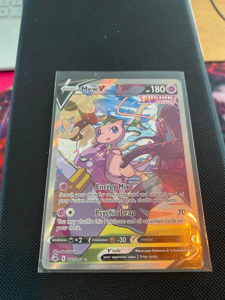 Mew V Fusion Strike Pokémon Kaart (251/264) Full Art, Ophalen of Verzenden, Zo goed als nieuw, Losse kaart, Foil