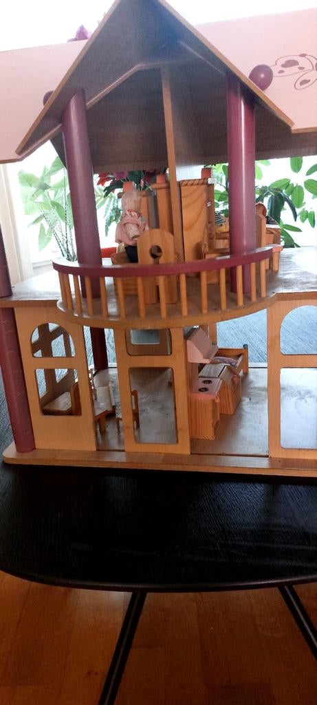 Groot houten poppenhuis met meubels en poppen, Kinderen en Baby's, Speelgoed | Poppenhuizen, Ophalen, Gebruikt, Poppenhuis