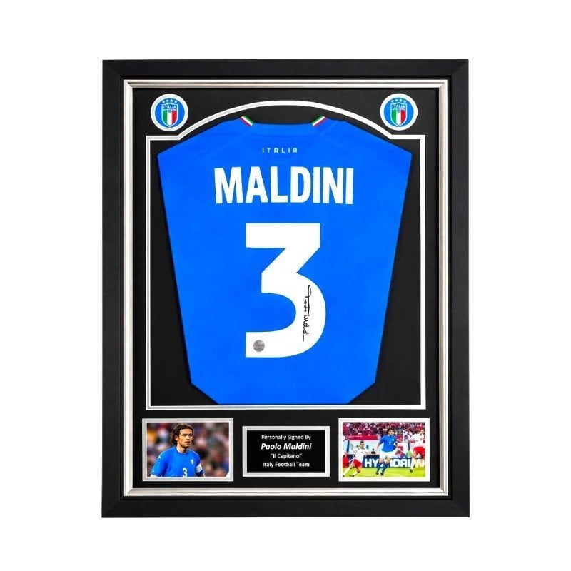 Paolo Maldini gesigneerd Italië 2022 shirt Deluxe Frame, Verzamelen, Buitenlandse clubs, Shirt, Info@sportmemorabilianetherlands.com