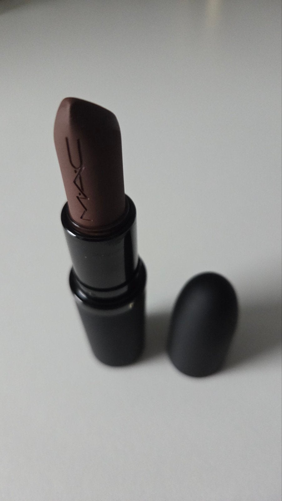 MAC Cosmetics Powder Kiss Haze lipstick Chestnut, Ophalen of Verzenden, Zo goed als nieuw, Lippen, Make-up