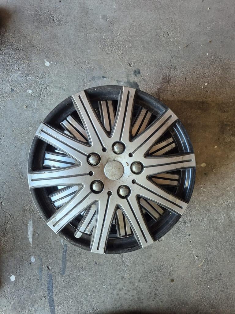 Winterbanden chevrolet captiva 4x met wieldop., Ophalen, Gebruikt