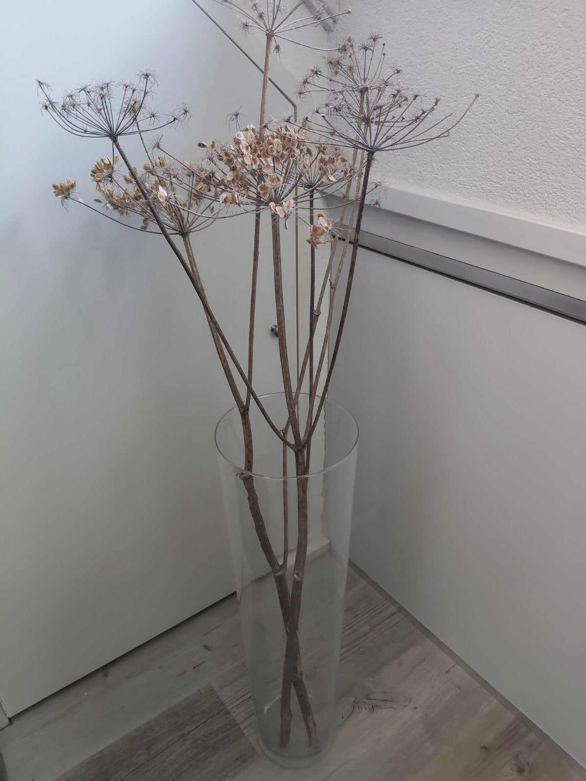 Grote glazen vaas met droogbloemen, Huis en Inrichting, Ophalen, Inclusief droogbloemen, Transparant, Glas