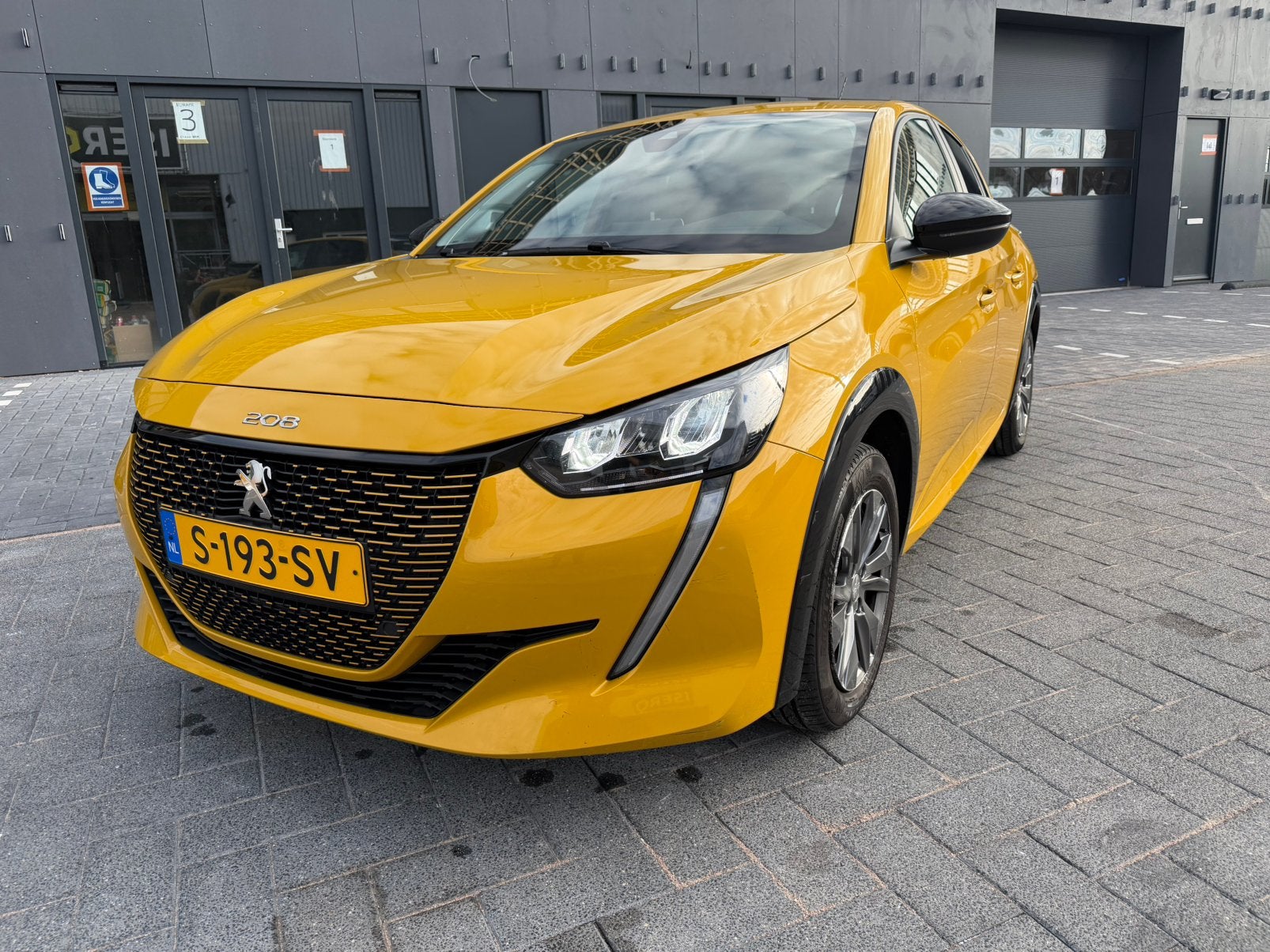 Peugeot 208 EV 50kWh 136pk 2023 Geel, Auto's, Elektrisch, Particulier, Lane Keeping Assist, 1430 kg