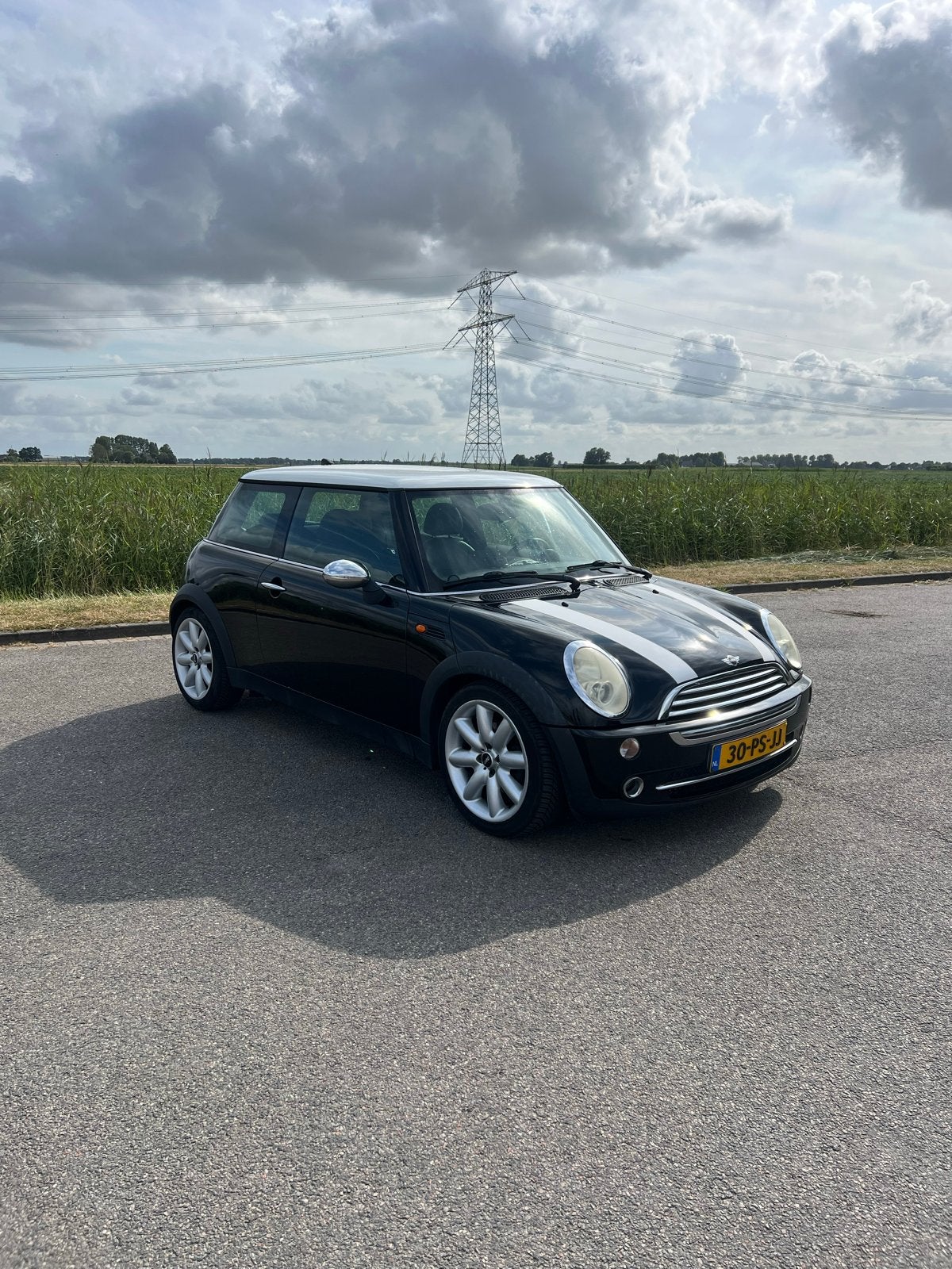 Mini 1.6 16V Cooper 2004 Zwart, Auto's, Voorwielaandrijving, 4 cilinders, 4 stoelen, Zwart