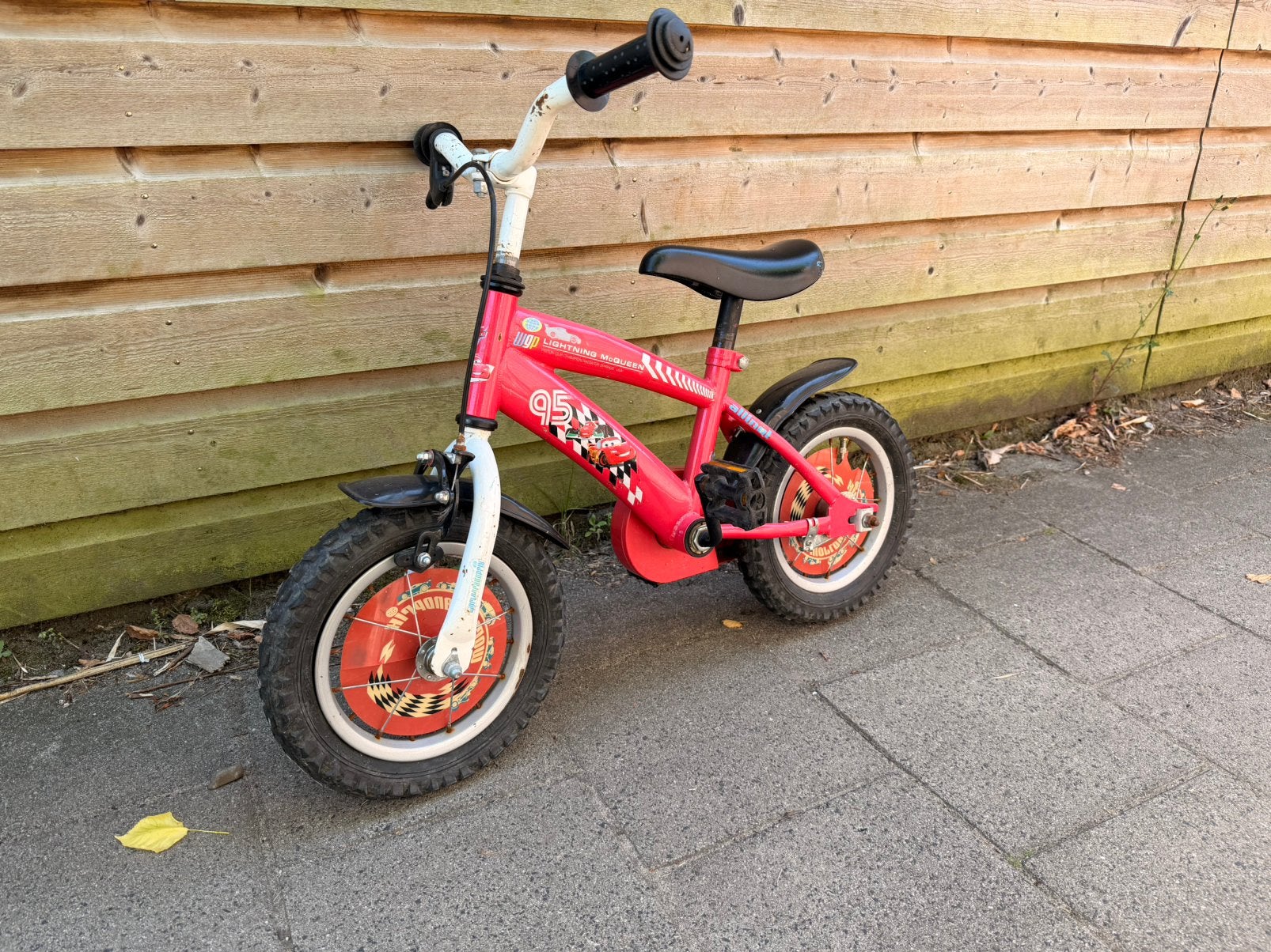 Kinderfiets rood - Cars Lightning McQueen, Fietsen en Brommers, Fietsen | Kinderfietsjes, Ophalen, Gebruikt, Velgrem, Minder dan 16 inch