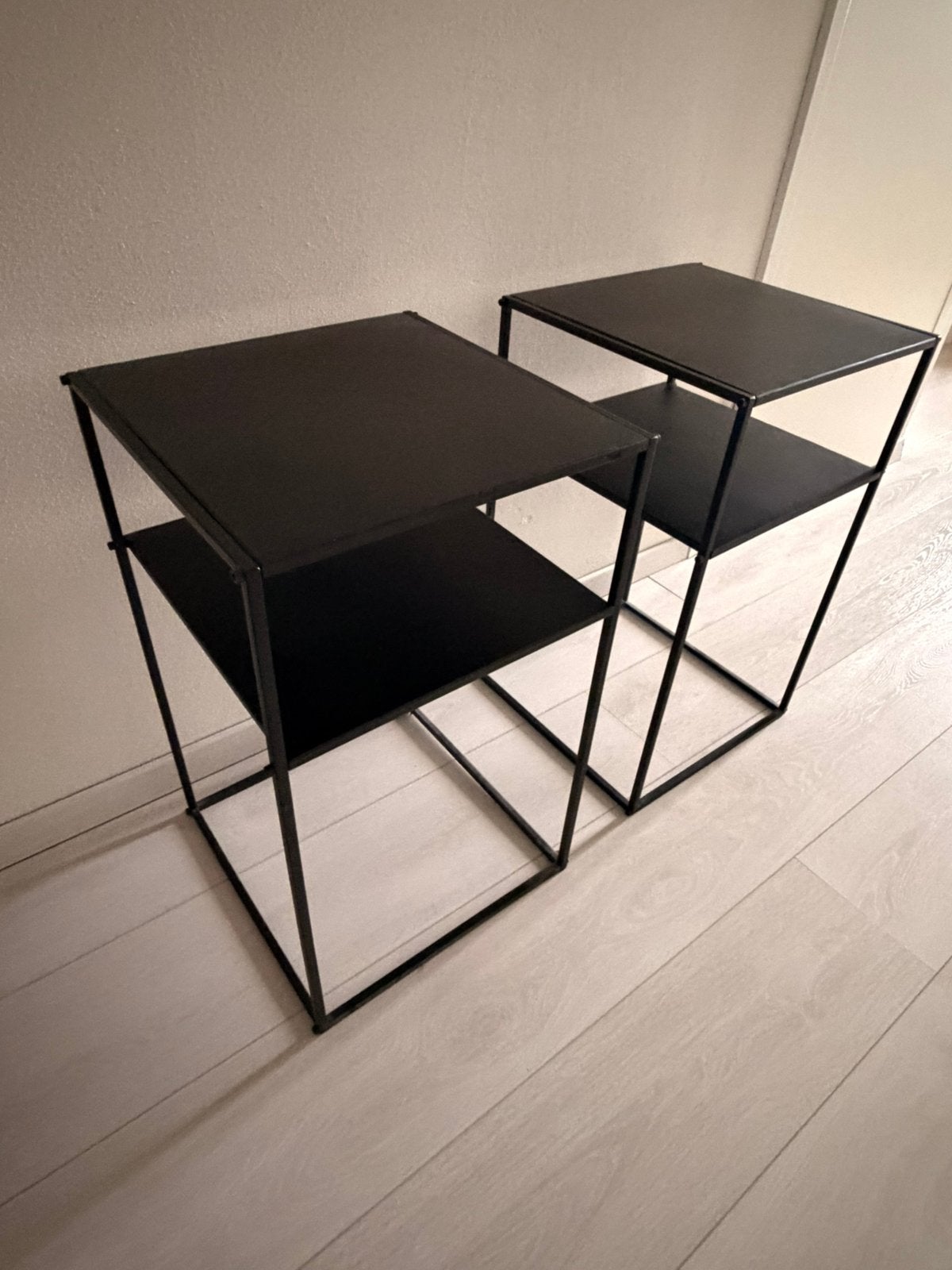 Nachtkastje/ bijzet tafel/ planten tafeltje, Minder dan 55 cm, Metaal of Aluminium, Vierkant, Zo goed als nieuw