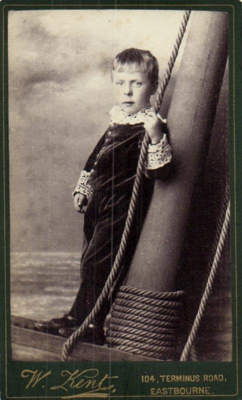 CDV - Kleine jongen -Leuke kledij - W.Kent - Eastbourne, Gebruikt, Verzenden, Foto, Buitenland
