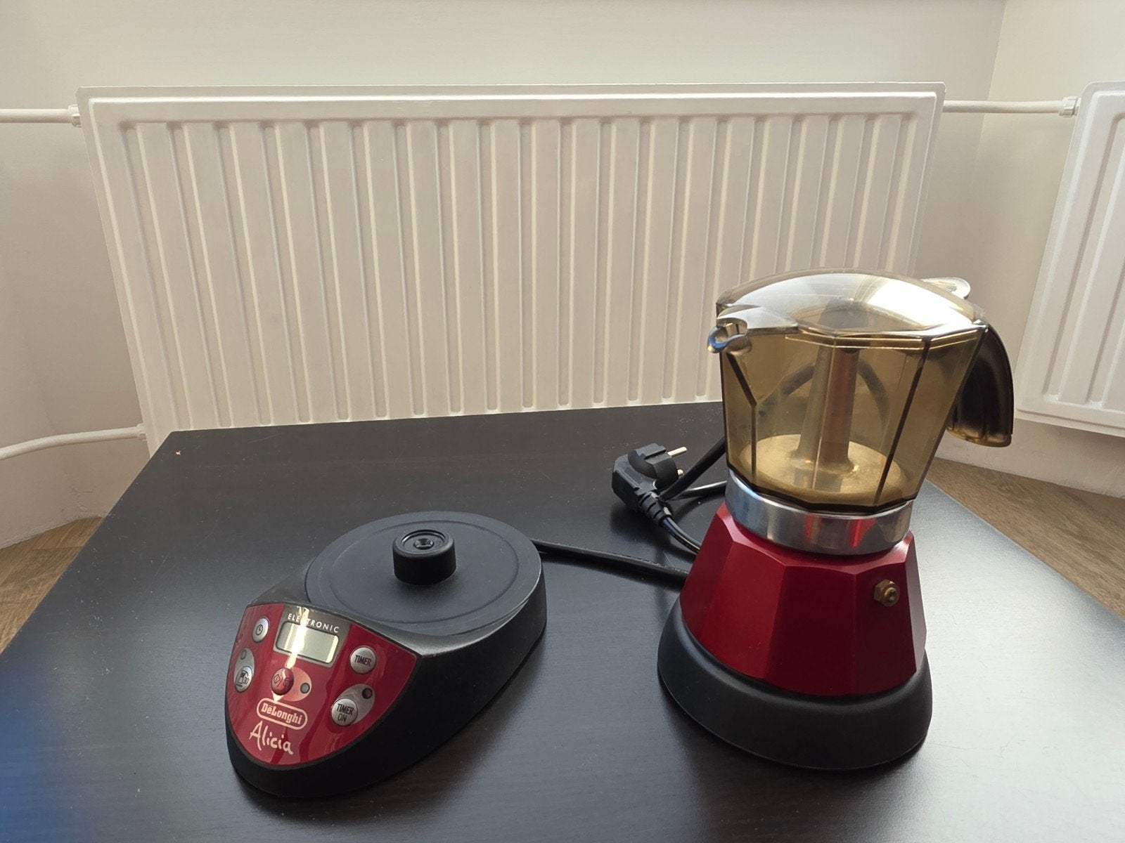 DeLonghi Alicia Elektrische Moka Pot - Zo goed als nieuw, Witgoed en Apparatuur, Koffiezetapparaten, Ophalen, Koffiemachine, Gemalen koffie