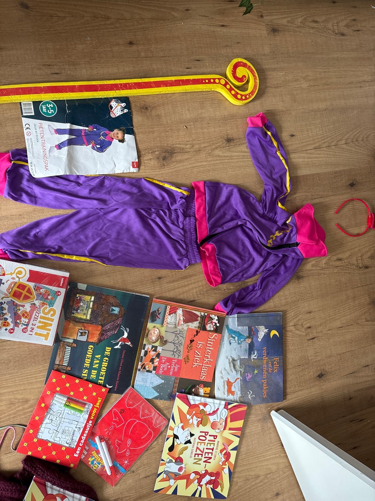 Sinterklaas Pieten Trainingspak, staf en boeken, Ophalen of Verzenden, Gebruikt, 104 of kleiner, Jongen of Meisje