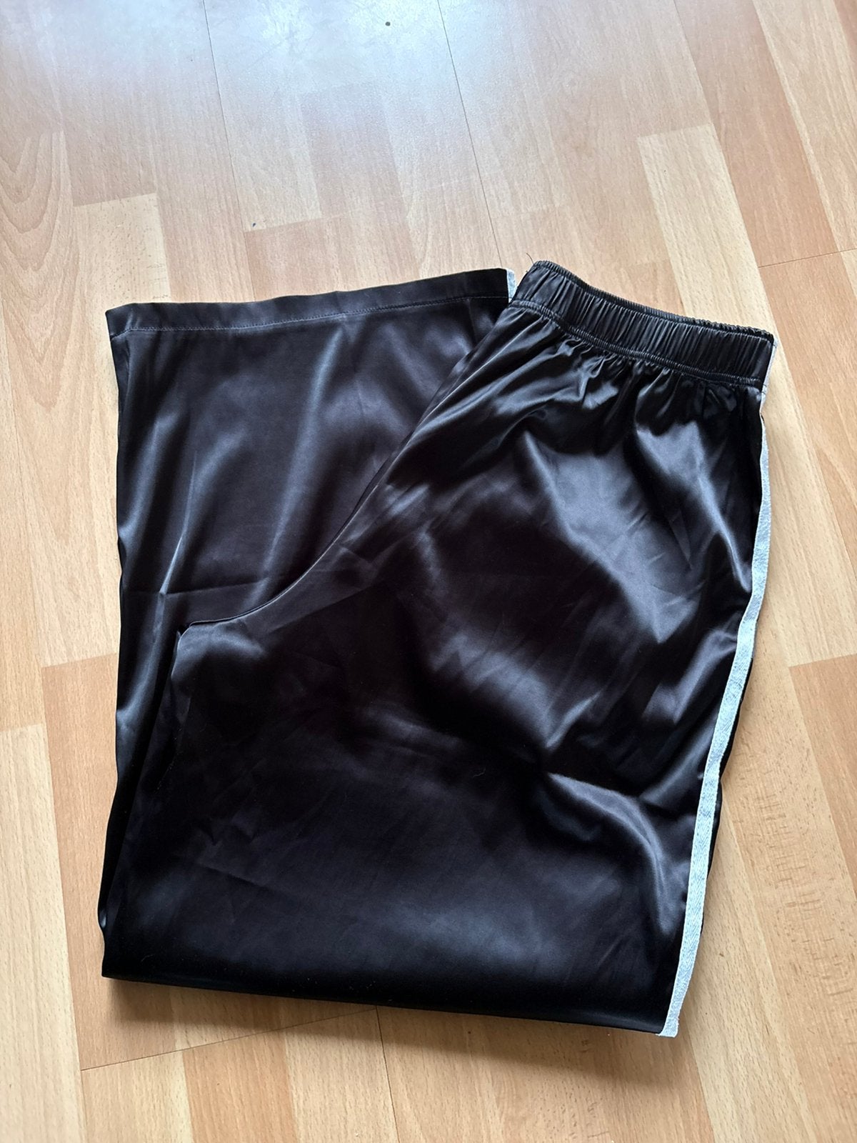 Zwarte satijnen wijde broek met zijstreep mt L, Zwart, Maat 42/44 (L), Ophalen of Verzenden, Zo goed als nieuw