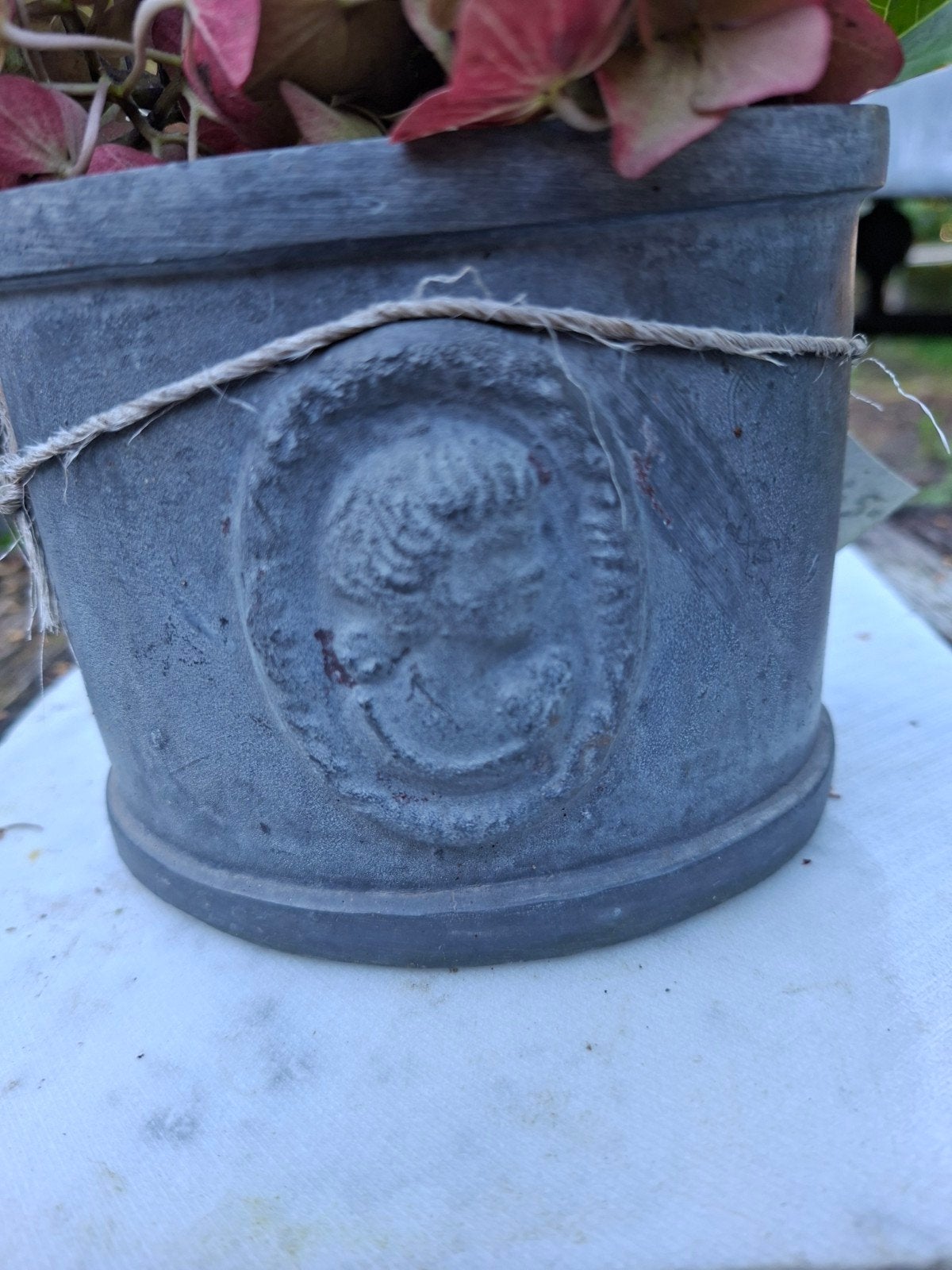 Decoratieve massief lood potje  met klassiek reliëf, Ophalen of Verzenden